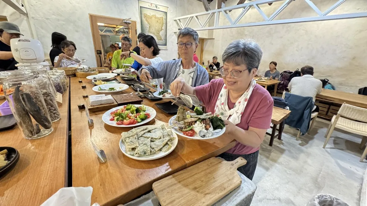 民宿餐桌上的在地料理,夥伴圍坐一起用餐