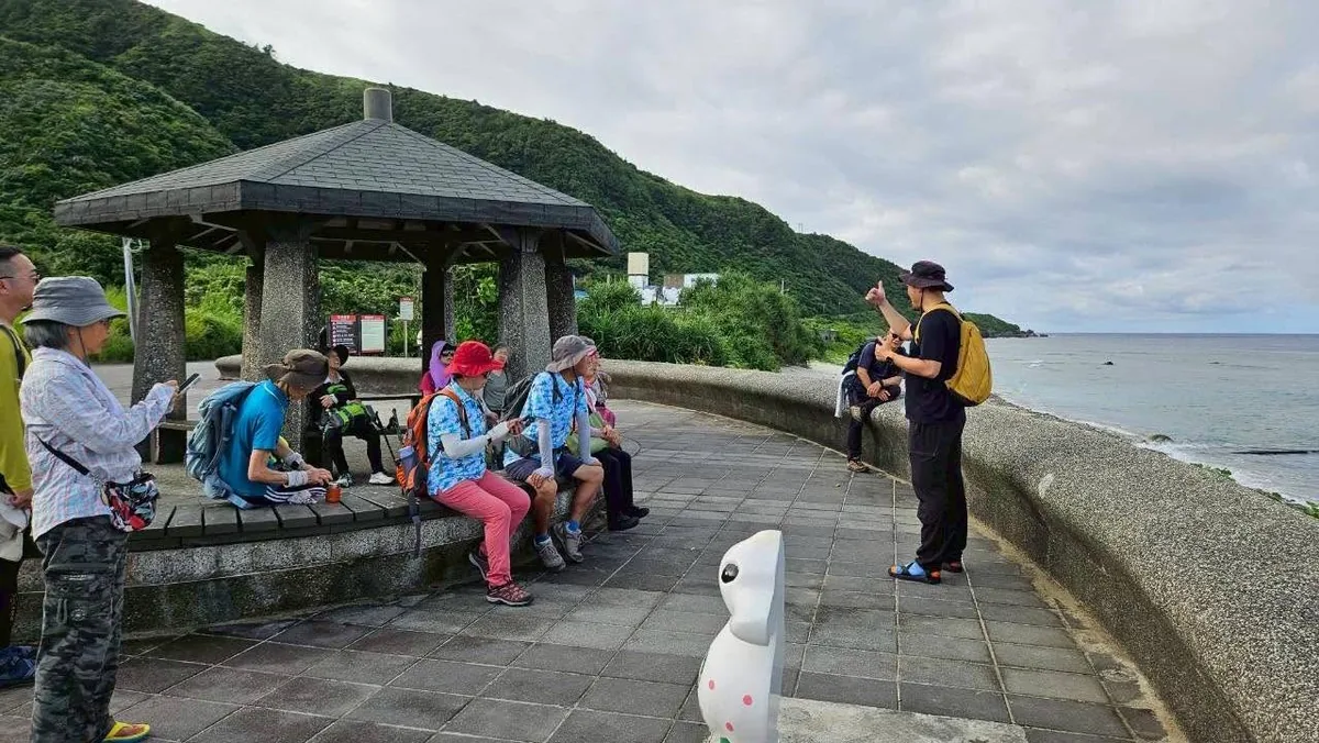 海邊涼亭裡休息的夥伴,旁邊是環島公路與海岸