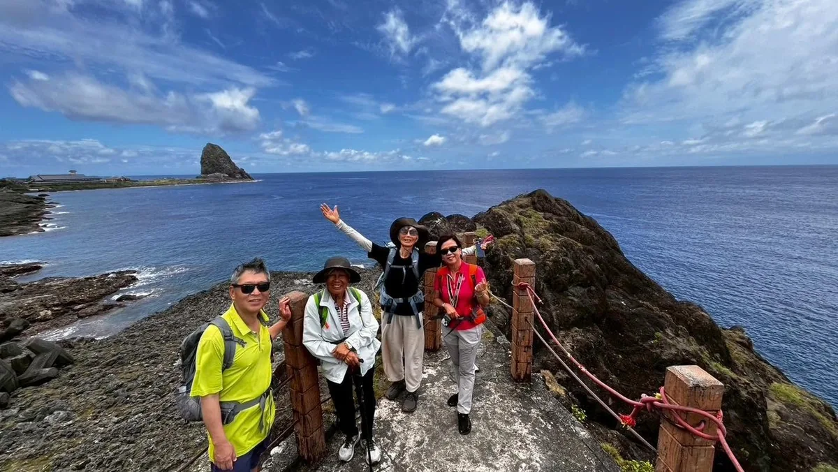 站在岬角觀景平台的合照,背後是海蝕地形與海