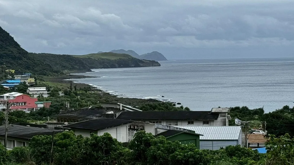 從高處俯瞰村落與海岸線