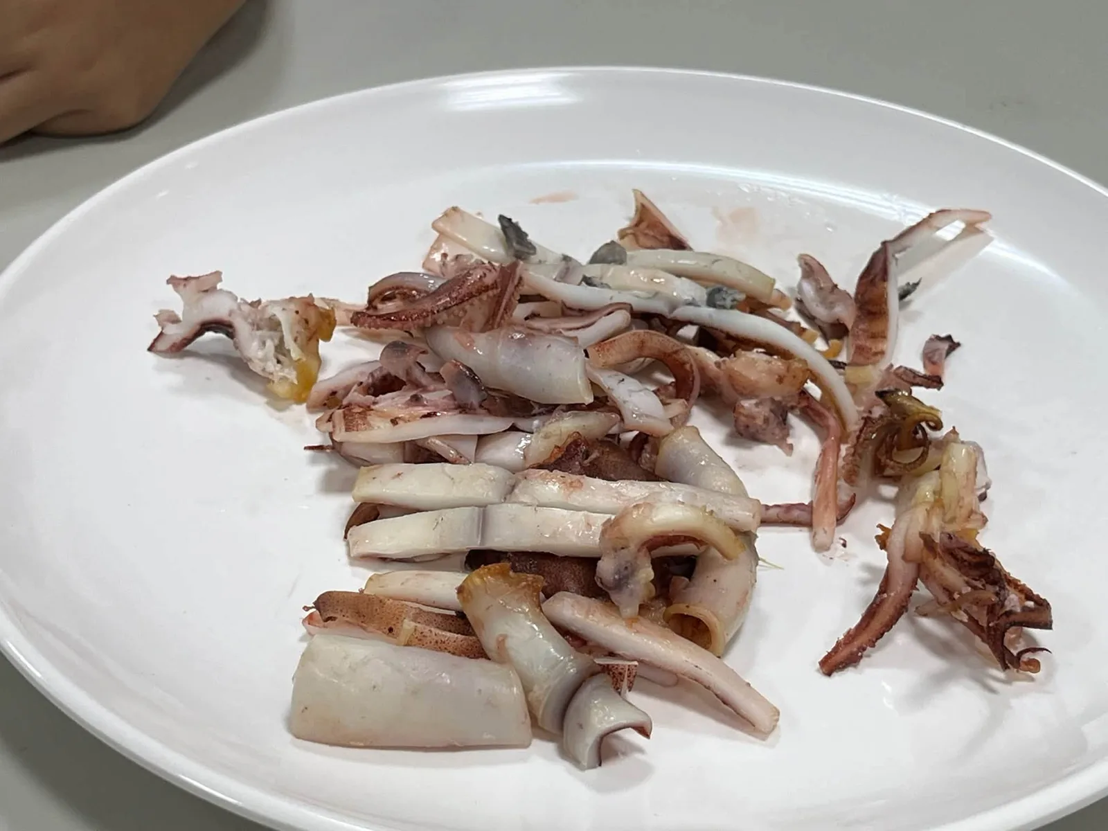 白盤上擺著剛煮好的頭足類料理